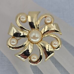 Elegant Gold and Pearl Brooch